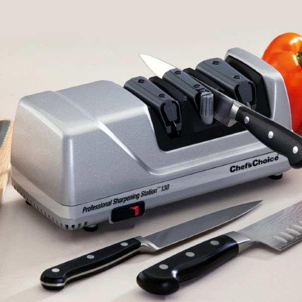 Электрическая точилка для домашних кухонных и профессиональных европейских ножей Chef'sChoice 130, точилка подойдет для кухонных, складных, охотничьих и серрейторных ножей. Официальный сайт ChefsChoice. Бесплатная доставка всех заказов!